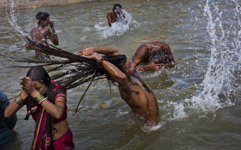 Hindus tomam banho no rio Godavari, durante festival na Índia.