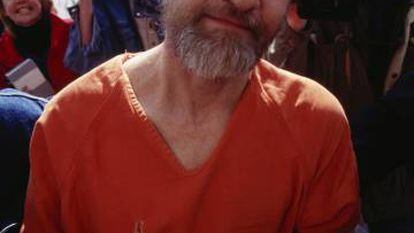 Policiais conduzem Theodore Kaczynski, o Unabomber, ao tribunal em 1996.