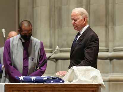 Joe Biden em 23 de junho, no funeral do ex-senador John Warner, na catedral de Washington.