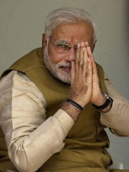 Modi cumprimenta seguidores em maio de 2014.