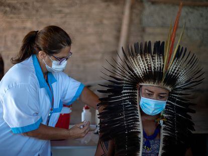 O chefe indígena Jurema Nunes recebe uma dose da Coronavac, a vacina chinesa da Sinovac Biotech, na cidade de Maricá, no Estado do Rio de Janeiro, em janeiro.