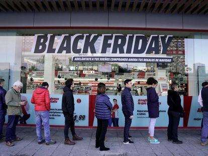 Consumidores fazem fila diante de uma loja em Barakaldo, na Espanha, para aproveitar os descontos da Black Friday. 