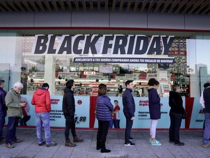 Consumidores fazem fila diante de uma loja em Barakaldo, na Espanha, para aproveitar os descontos da Black Friday.