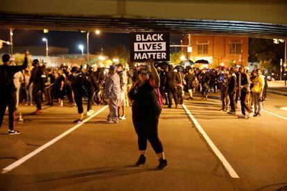 Manifestantes carregam cartazes do 'Vidas Negras Importam' em um prptesto em 6 de setembro em Rochester, no Estado de NY. 