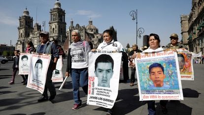 Familiares dos 43 estudantes desaparecidos em 2014 na localidade mexicana de Ayotzinapa se manifestam na Cidade do México, em janeiro.