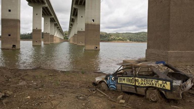 Carro abandonado em Atibainha, que integra o sistema Cantareira, em 2015