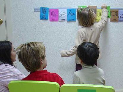 Crianças afetadas pelo autismo aprendem através de pictogramas em uma escola especial, em 2009.