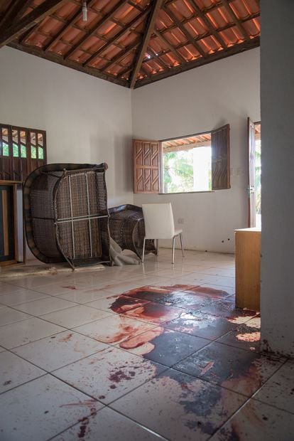Mancha de sangue em casa em Esplanada (Bahia), onde Adriano Nóbrega foi morto.