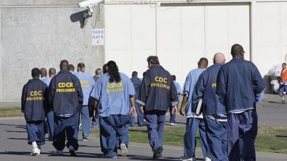 Um grupo de presos em Sacramento (Califórnia).