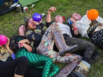 Um grupo de jovens inala óxido nitroso no festival de Glastonbury, em 2015.