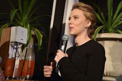 Scarlett Johansson com a máquina de fazer borbulhas Sodastream.