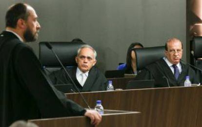 O ex-advogado-geral da União, Luís Inácio Adams, durante sessão do TCU que rejeitou as contas do governo Dilma, em outubro de 2015.