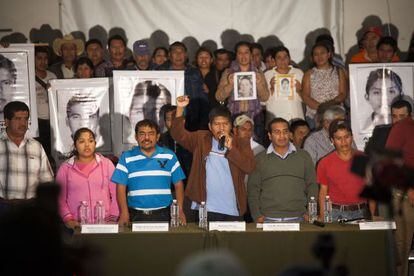 Os familiares dos desaparecidos na coletiva de imprensa.