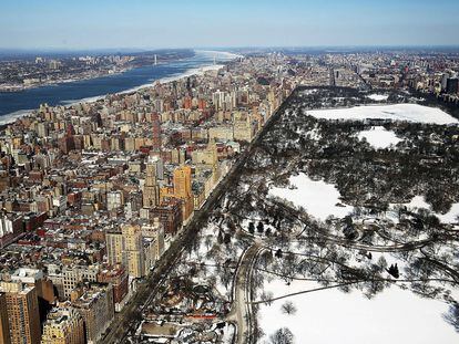 Nova York registra as temperaturas mais baixas em várias décadas por causa de uma nova tempestade de inverno que também afeta outras áreas da costa leste e do sudeste dos Estados Unidos.