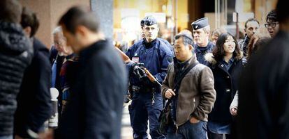 Polícia no centro de Paris.