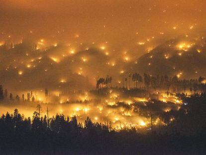 Vista do incêndio perto de Yosemite, ontem.
