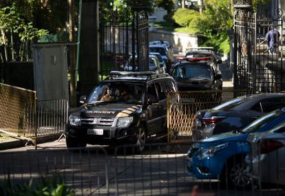 Agentes da PF deixam o Palácio das Laranjeiras, sede do Governo do Rio de Janeiro, nesta terça-feira, 26 de maio.