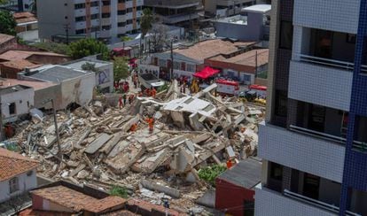 Bombeiros buscam vítimas nos escombros do edifício que desabou em Fortaleza.