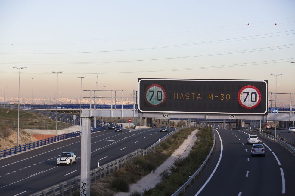 Painéis informativos anunciando a limitação de velocidade em 70 quilômetros por hora.