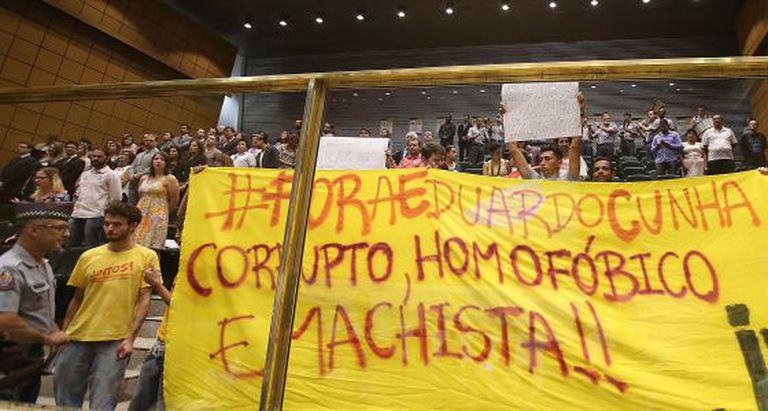 Manifestantes criticam Cunha na Assembleia paulista.
