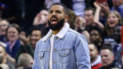 El cantante Drake, en un partido de baloncesto en Toronto, Canadá, en febrero de 2020.
