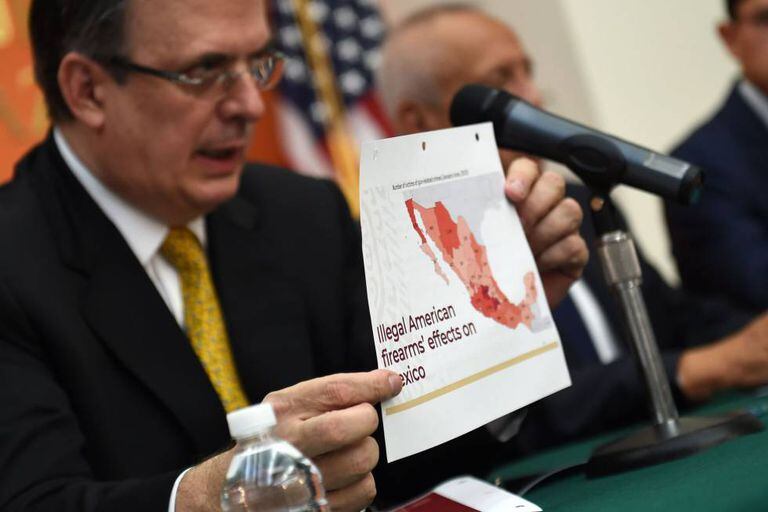 Ebrard mostra um mapa sobre o impacto de armas ilegais em México.