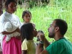 A la derecha, el médico Carlos Chaccon examina a una menor de la comunidad indígena Pemón de Mawayen cerca al río Caroní, en la frontera entre Venezuela y Brasil.