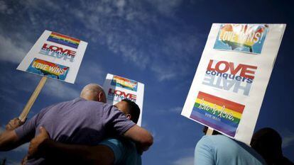 Casal celebra decisão da Suprema Corte dos EUA. / LUCY NICHOLSON (REUTERS)