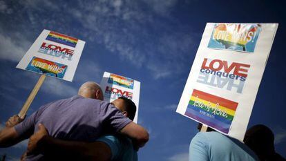 Casal celebra decis&atilde;o da Suprema Corte dos EUA. / LUCY NICHOLSON (REUTERS)