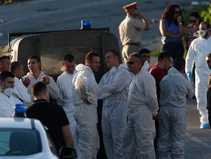 Legistas perto do carro-bomba que matou Caruana Galizia