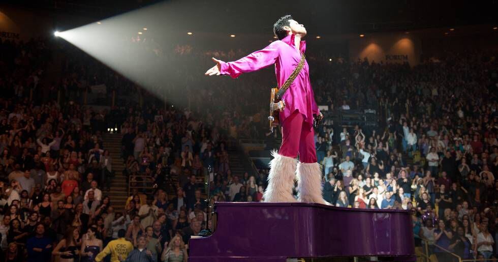Blusa fúcsia, botas de pelúcia e um piano de calda púrpura como a canção que o fez mundialmente famoso: Prince sempre foi fiel à sua lenda.