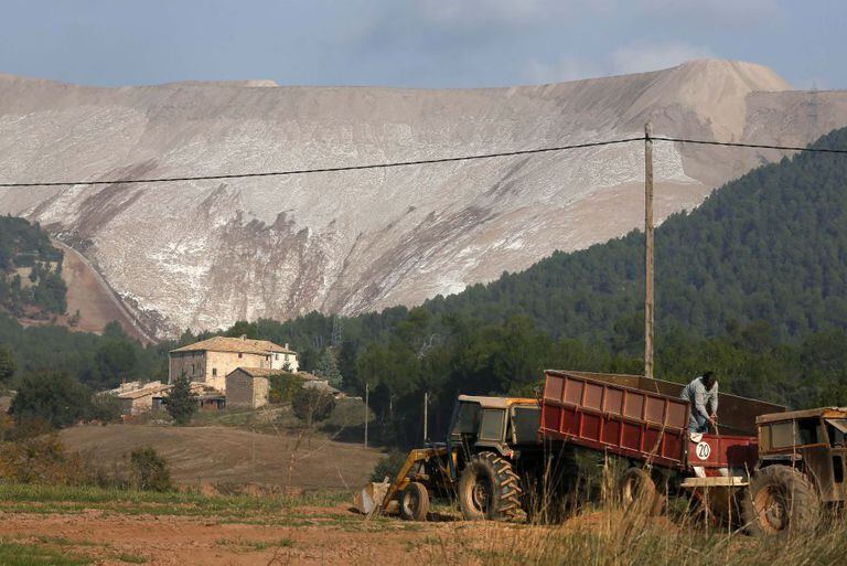 Uma montanha artificial de sais da Iberpotash em Bages (Barcelona).