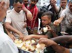 Pessoas em situação de rua recebem acolhimento e comida na paróquia São Miguel Arcanjo, na Mooca, zona leste de São Paulo.