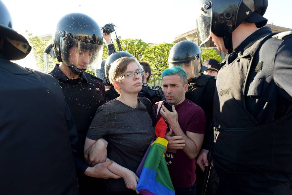 Ativistas LGBTI são presos em São Petersburgo (Rússia), em 17 de maio de 2019. Nesse país, a nova versão de ‘A Bela e a Fera’, lançada em 2017, sofreu boicotes porque um dos personagens foi considerado homossexual.