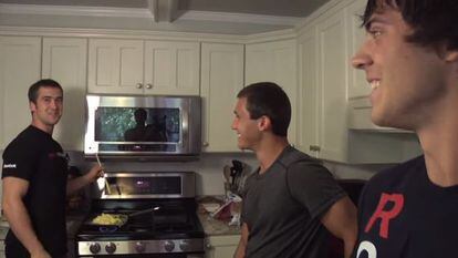 Ben Smith (à esq.), preparando o café da manhã com seu irmão e um amigo, em sua casa de Chesapeake (Virgínia).