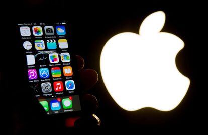 Imagem de um iPhone diante do logotipo da Apple.