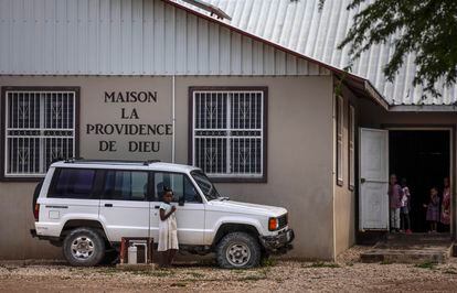 Crianças brincam no pátio do orfanato Maison La Providence de Dieu, em Ganthier, Croix-des-Bouquets. A gangue 400 Mawozo, conhecida por seus ousados sequestros e assassinatos, capturou 16 cidadãos norte-americanos e um canadense que haviam visitado esse orfanato. 