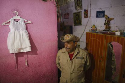 Jesús Torres posa com seu uniforme de miliciano em sua casa do bairro União, em Caracas.