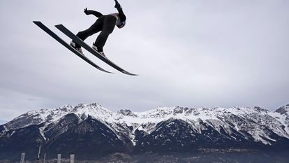 Competidor treina salto para o torneio Four Hills, na Áustria.