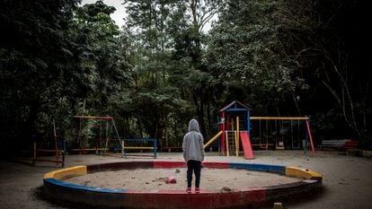 Una niña en un parque de São Paulo este jueves. Más de la mitad de las violaciones en Brasil son contra menores de 13 años.
