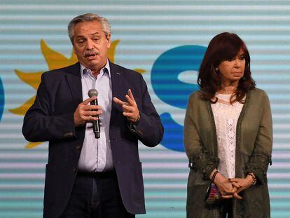 Picture released by Telam showing Argentina's President Alberto Fernandez (L) and vice President Cristina Fernandez de Kirchner addressing the media following the results of the primary legislative elections, at the Frente de Todos party headquarters in Buenos Aires on September 13, 2021. - Argentine legislative primaries dealt a strong blow to the government of center-left Peronist Alberto Fernandez, as the candidates of the opposition center-right alliance Juntos were the most voted ahead of the mid-term elections next November 14. (Photo by Maximiliano LUNA / TELAM / AFP) / Argentina OUT / ARGENTINA OUT - RESTRICTED TO EDITORIAL USE - MANDATORY CREDIT "AFP PHOTO/ TELAM - MAXIMILIANO LUNA" - NO MARKETING NO ADVERTISING CAMPAIGNS - DISTRIBUTED AS A SERVICE TO CLIENTS