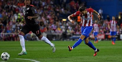 Carrasco marca contra o Bayern.