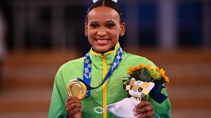 Rebeca Andrade exibe a medalha de ouro, dias após fazer história com a prata.