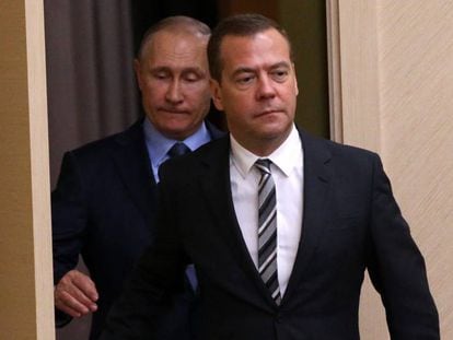 O primeiro-ministro russo Medvedev chega à reunião semanal de Governo em Moscou, acompanhado pelo presidente Putin.