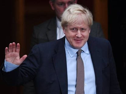 Boris Johnson na saída da residência oficial de Downing Street, nesta quinta-feira.
