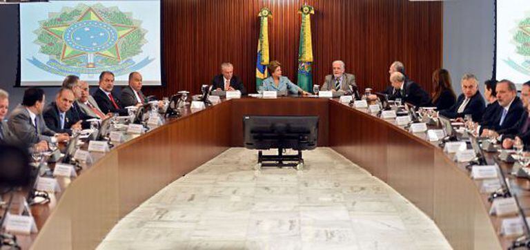 Rousseff, ao centro, durante a reunião ministerial.