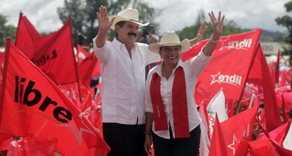 Xiomara Castro, candidata presidencial e seu marido Manuel Zelaya. 