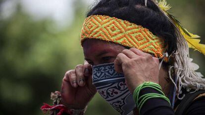 Indígena satere-mawe protesta em Manaus em 12 de junho para que os povos nativos com covid-19 sejam atendidos de forma adequada.