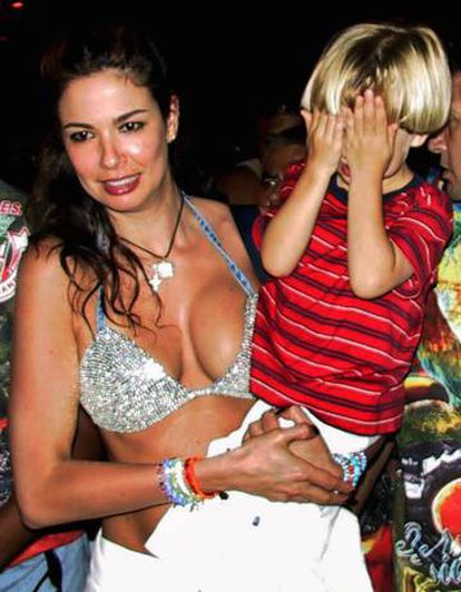 A modelo brasileira Luciana Gimenez com Lucas, filho dela com Jagger. A imagem é do Carnaval de 2013 no Rio.