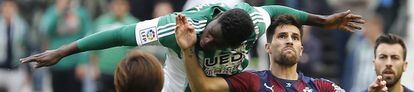 Adrián e N’Diaye disputam uma bola aérea no jogo Betis x Eibar.